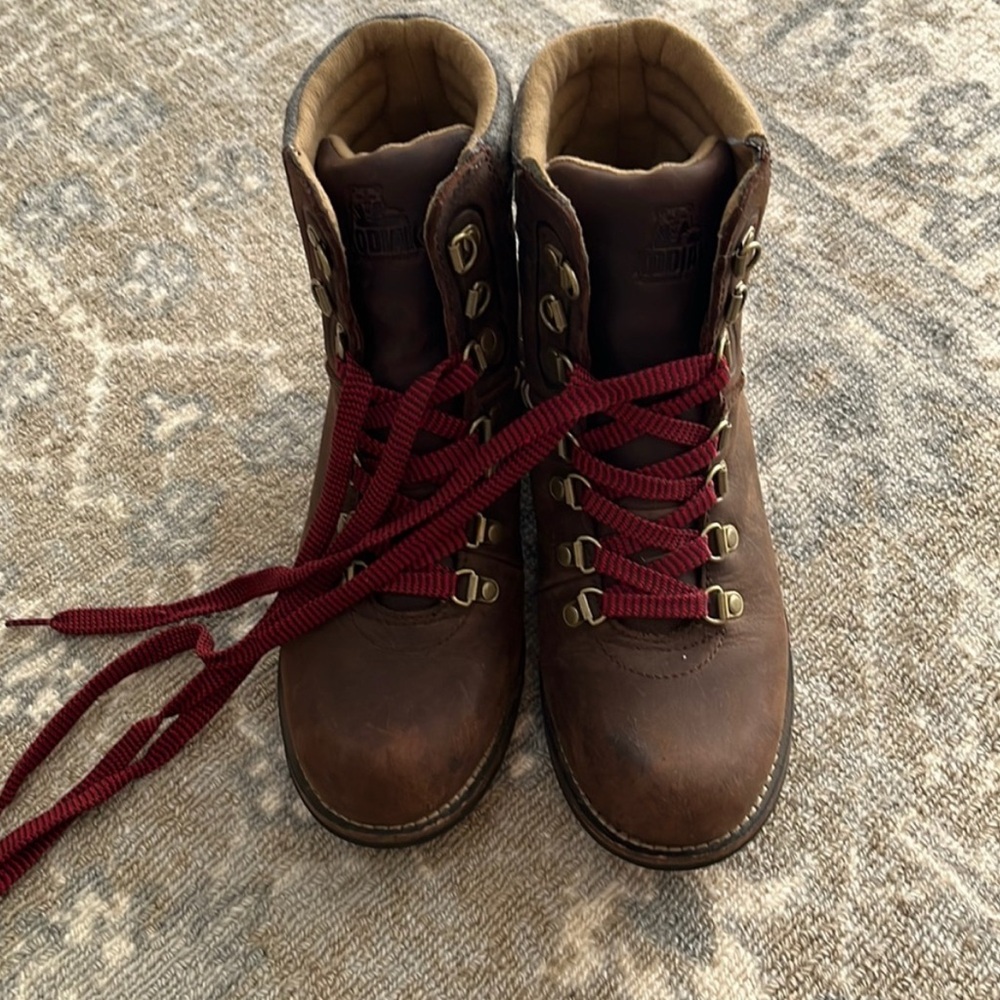Kodiak Brown Leather hiking utility Boots with Red shoe Laces